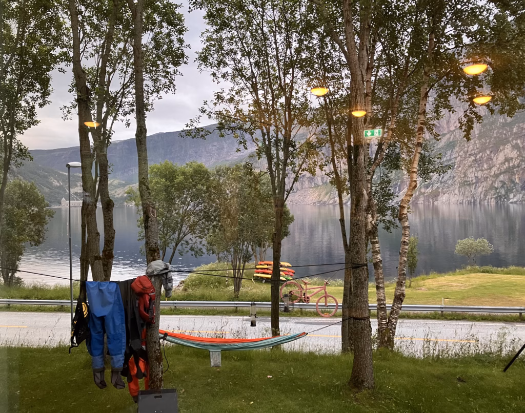 Blick aus dem Fenster um Mitternacht in glomsfjord