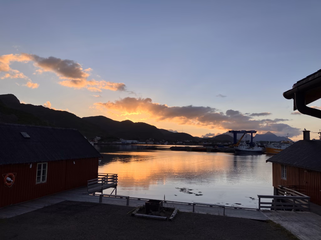 Mitternacht Ballstad 1. Juli Lofoten Norwegen