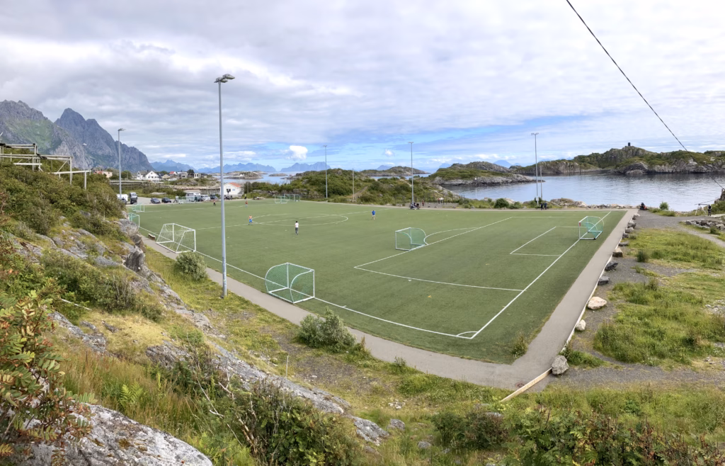 Fussballfeld in Hennigsvaer Lofoten Norwegen