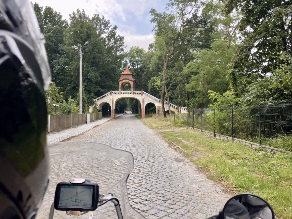 Brücke der Geliebten im Schlosspark in Ilowa Polen